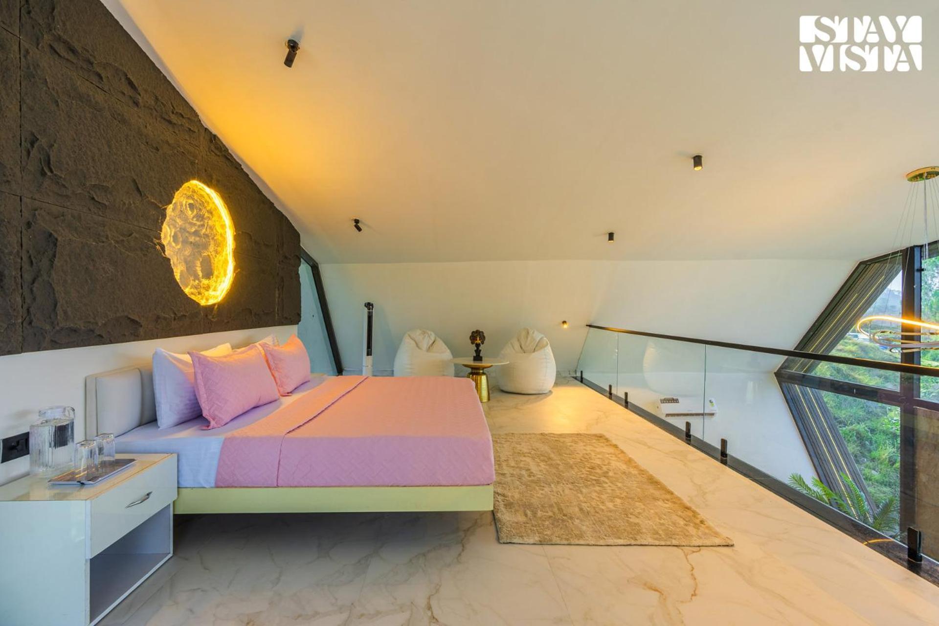 Stayvista At Luna Nova With Outdoor Pool - 라닉헷 외부 사진