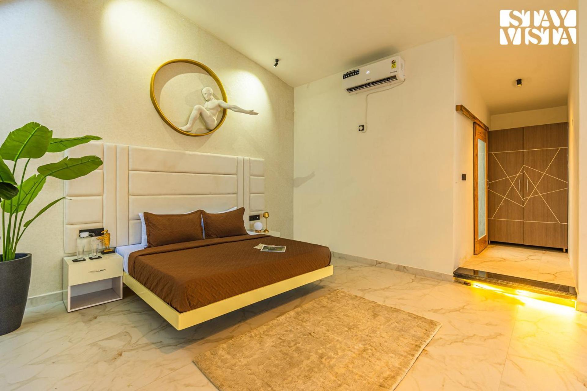 Stayvista At Luna Nova With Outdoor Pool - 라닉헷 외부 사진