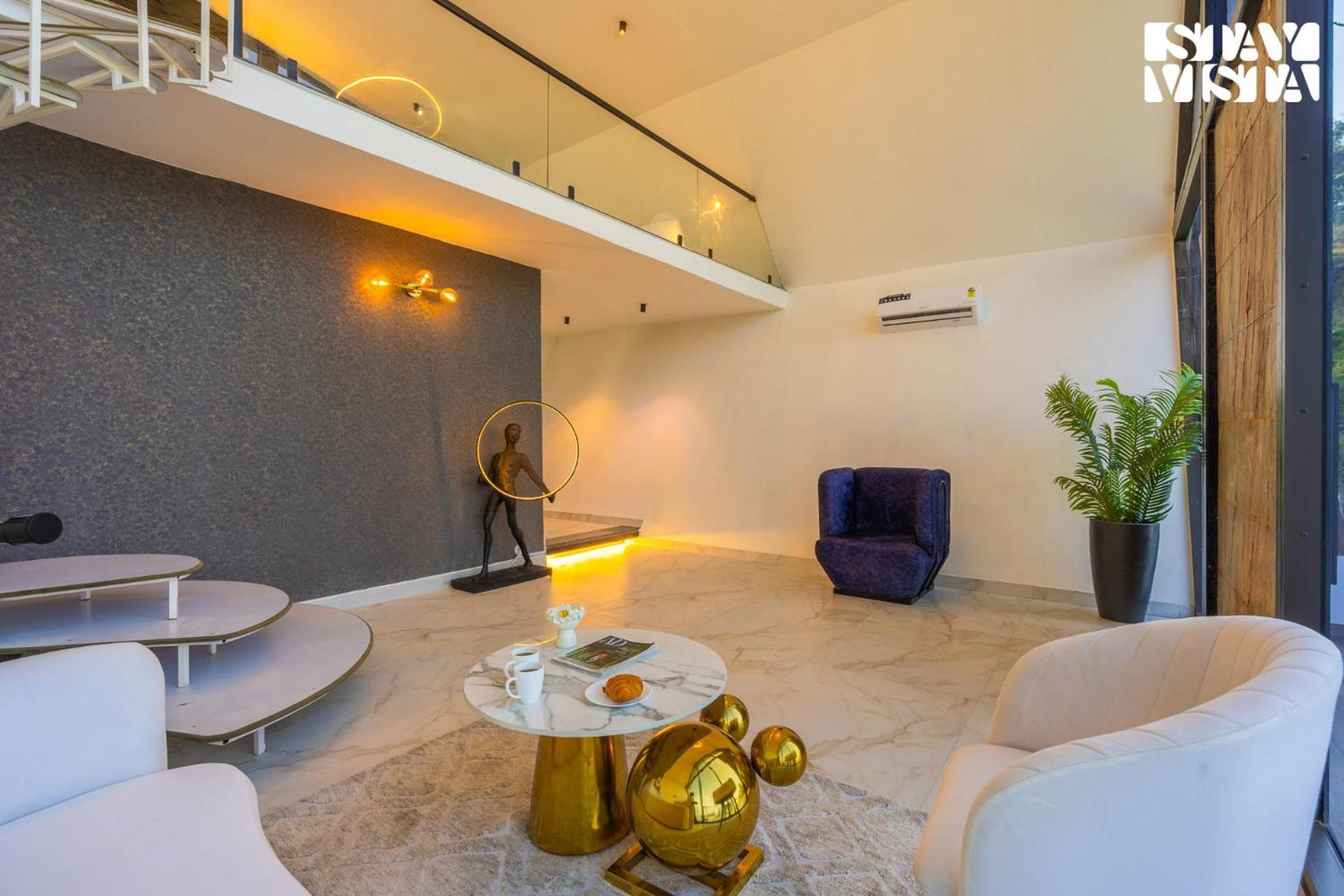 Stayvista At Luna Nova With Outdoor Pool - 라닉헷 외부 사진