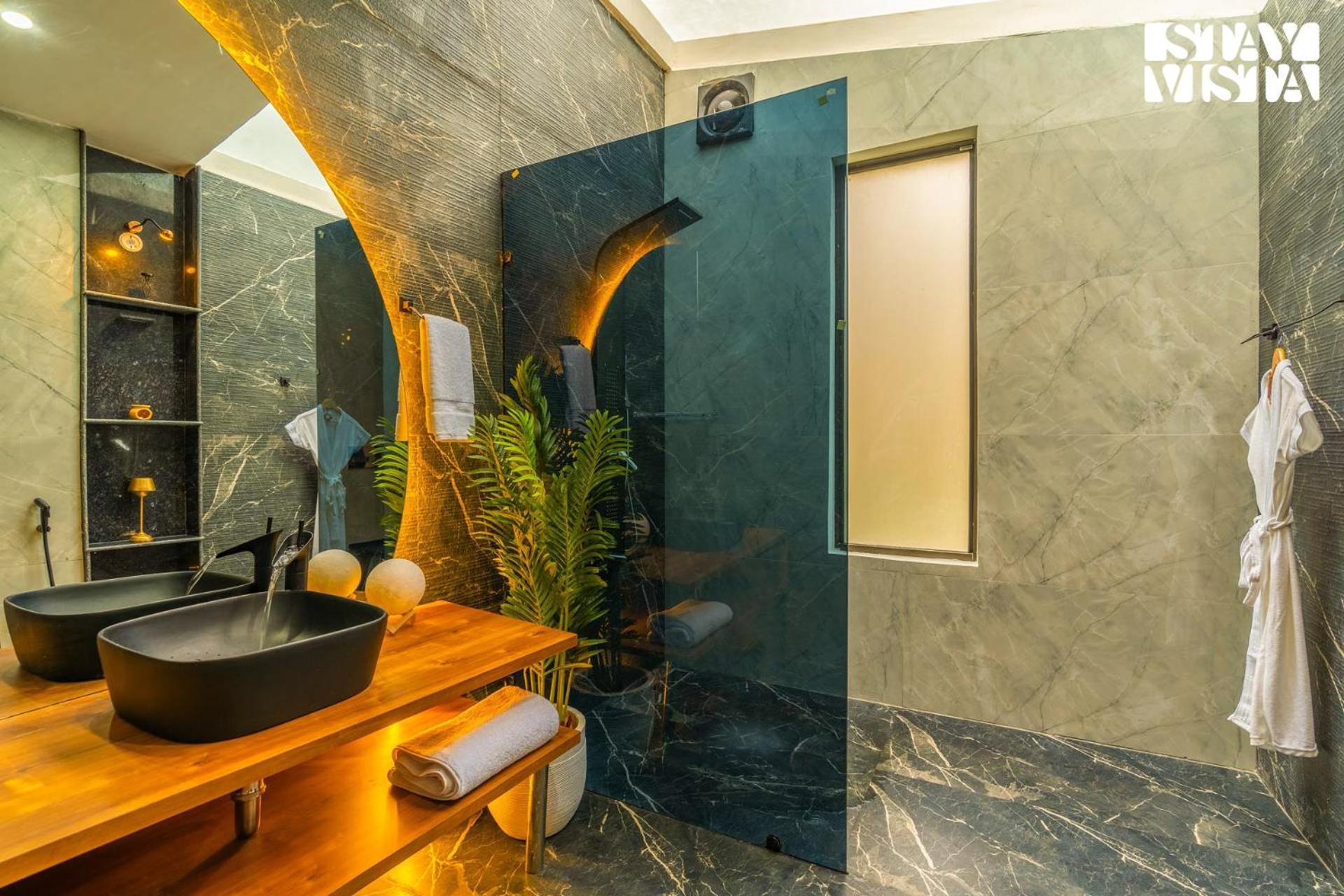 Stayvista At Luna Nova With Outdoor Pool - 라닉헷 외부 사진