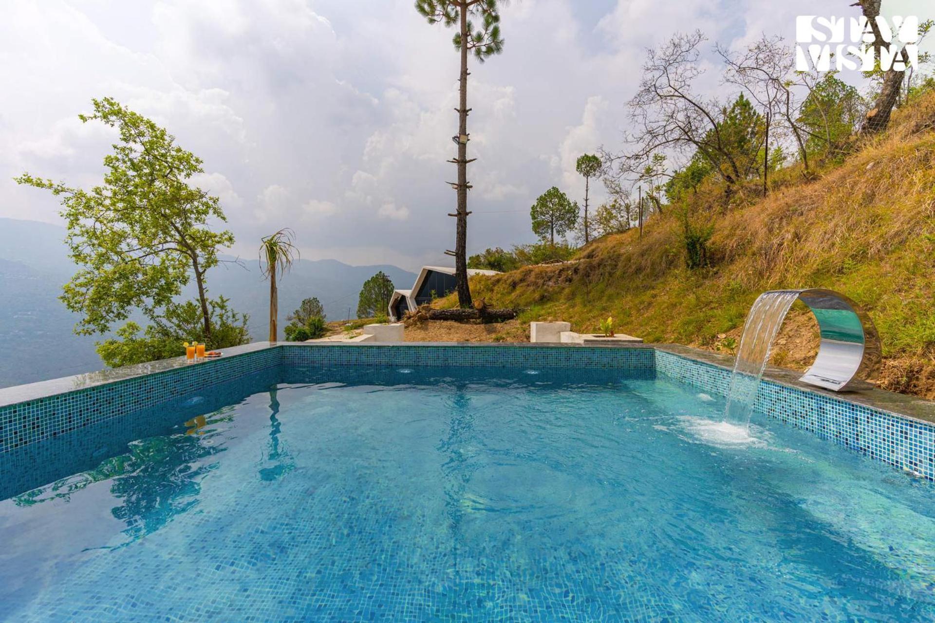 Stayvista At Luna Nova With Outdoor Pool - 라닉헷 외부 사진