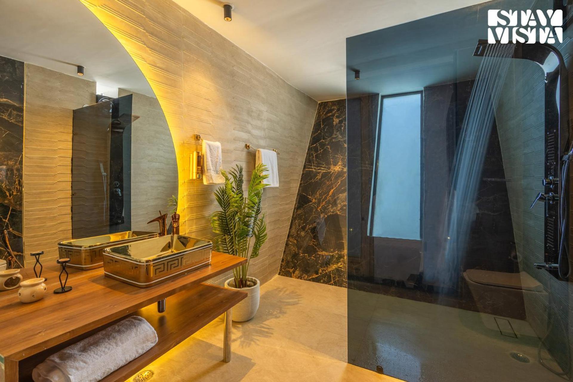 Stayvista At Luna Nova With Outdoor Pool - 라닉헷 외부 사진