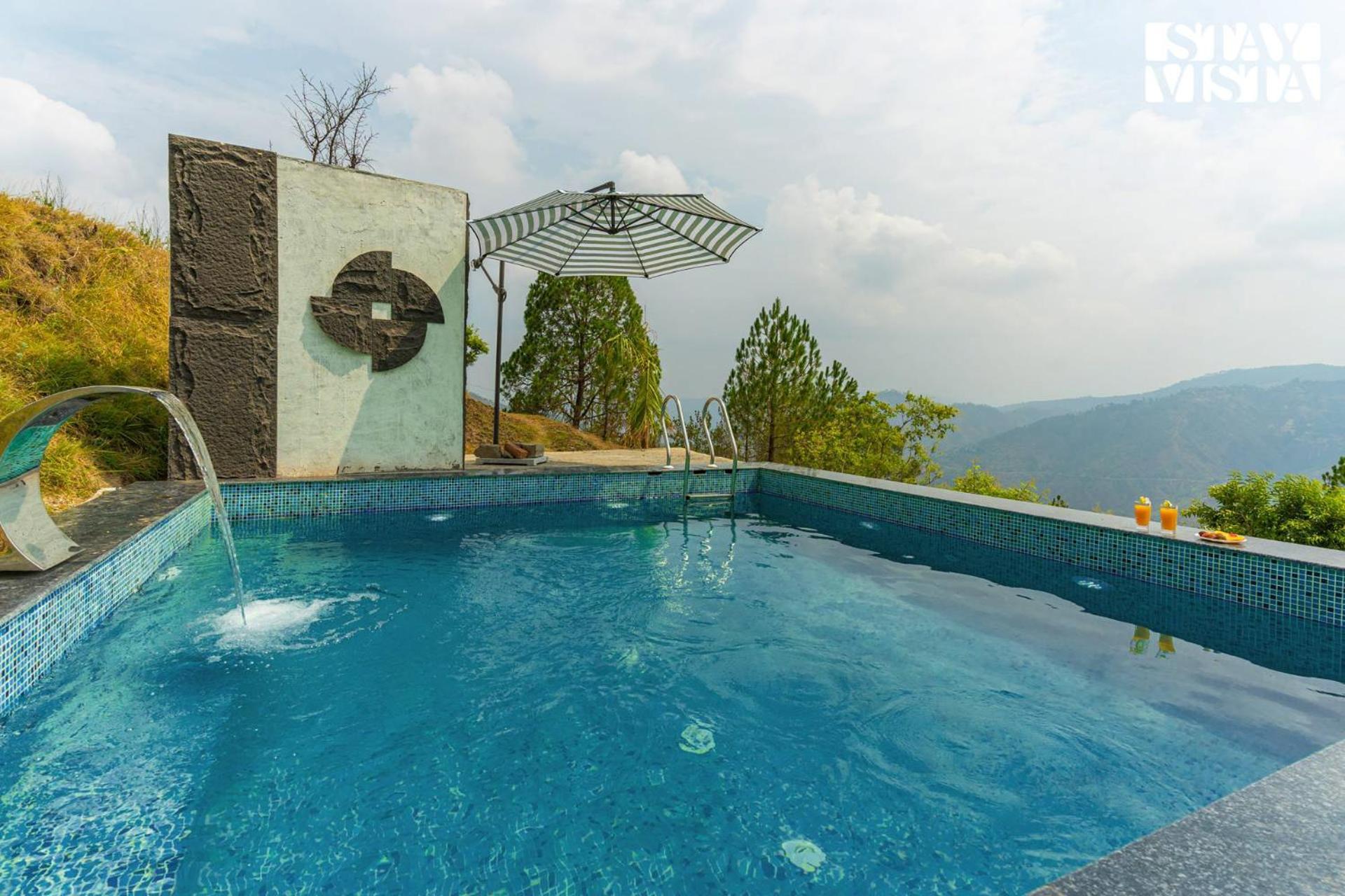 Stayvista At Luna Nova With Outdoor Pool - 라닉헷 외부 사진