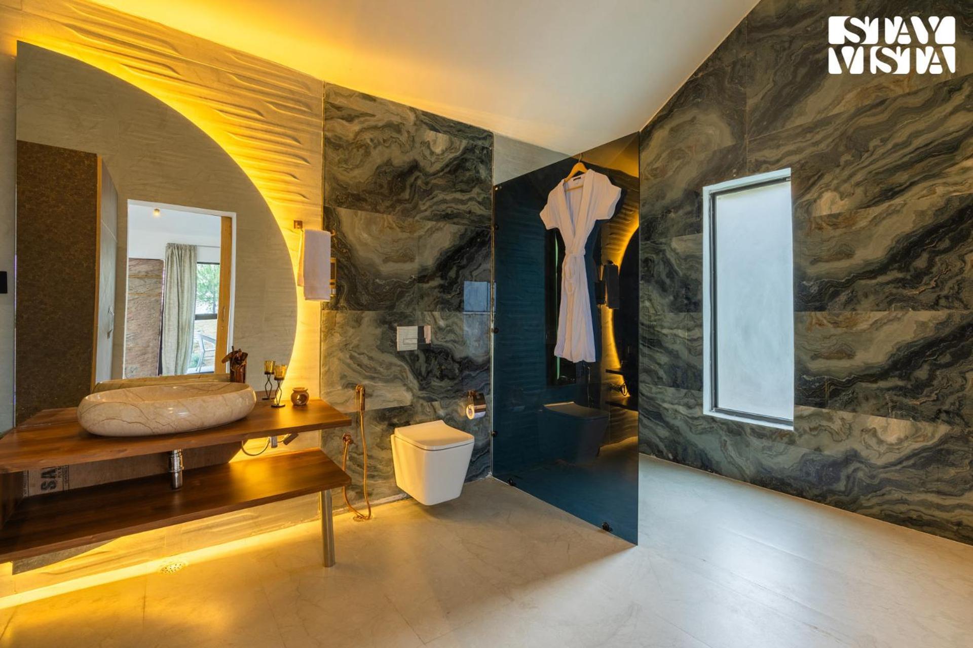 Stayvista At Luna Nova With Outdoor Pool - 라닉헷 외부 사진