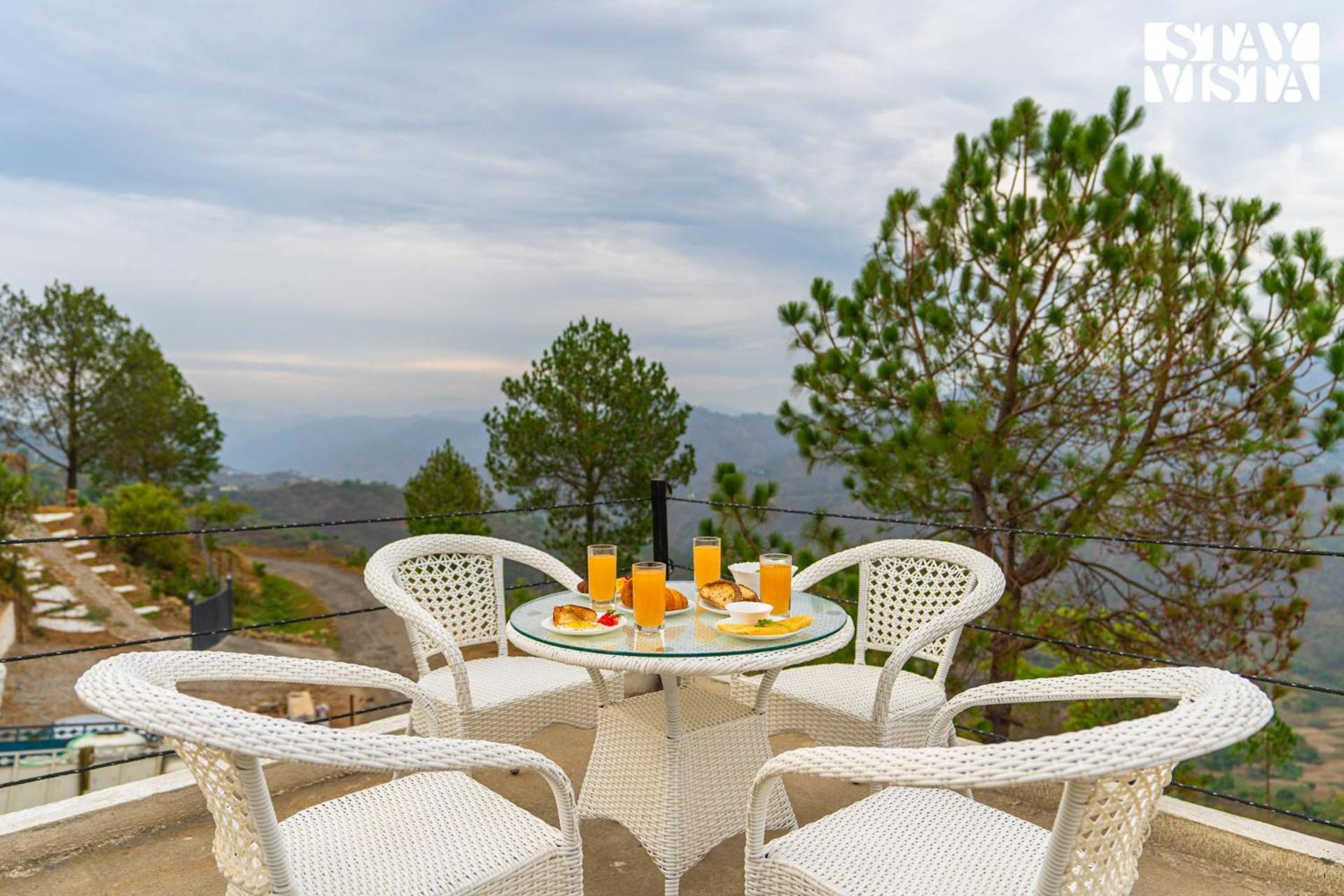 Stayvista At Luna Nova With Outdoor Pool - 라닉헷 외부 사진
